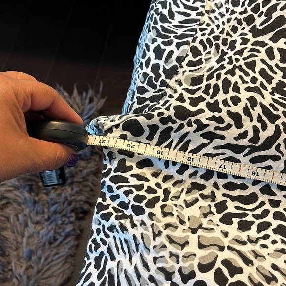 Animal print scrubs measures 21” armpit to armpit. Looks brand new - Picture 5 of 6